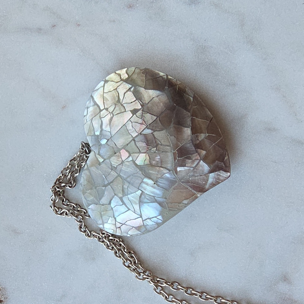 Abalone shell mosaic heart pendant necklace. - Picture 7 of 10